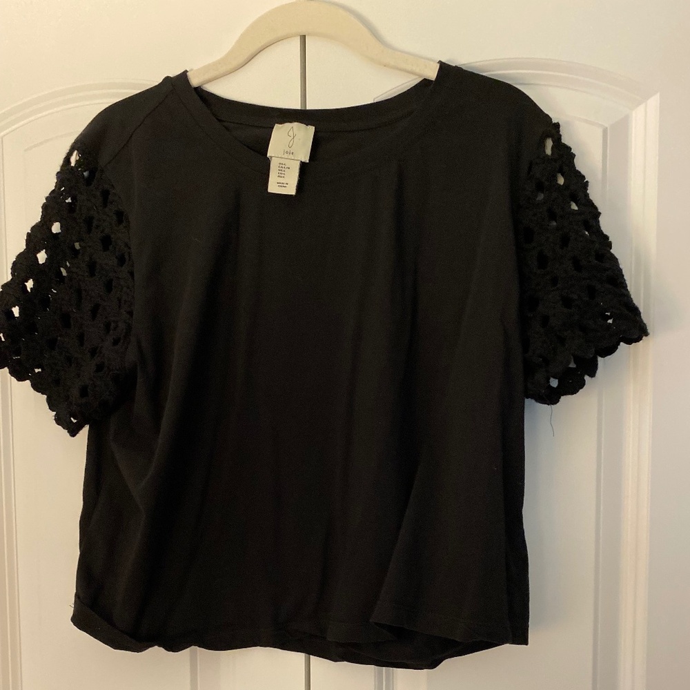 Cropped t shirt with crochet sleeve